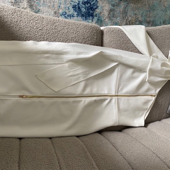 Asymmetrical one sleeve bodycon dress w/exposed gold zipper and bow on the back. - Picture 3 of 4